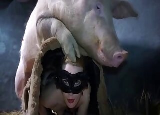 Mask-wearing amateur screws a sexy pig here - 猪兽交色情内容 